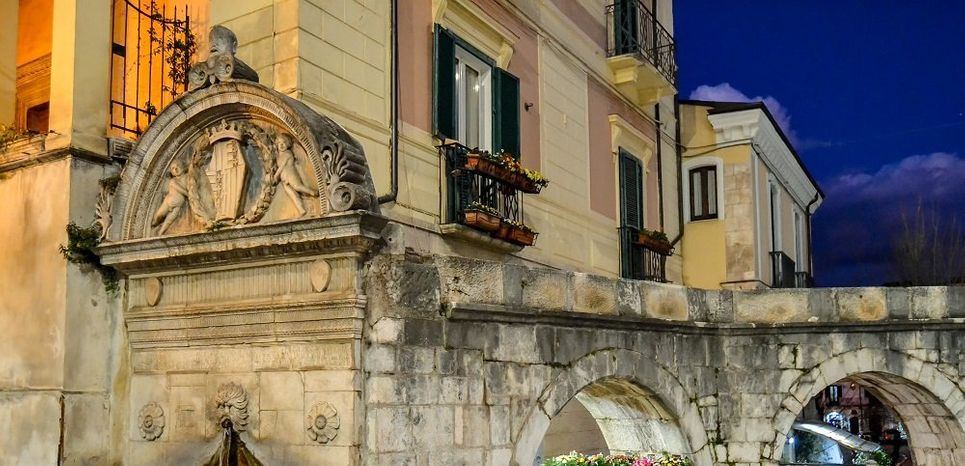 La Fontana del Vecchio, costruita nel 1474 dal capitano Polidoro Tiberti da Cesena, ed è una delle più importanti testimonianze del periodo rinascimentale sulmonese.
Nella lastra soprastante  è riportata l’iscrizione: “POLYDORUS TYBERTUS CAESENAS PRAETOR SULMONIS CLARUS ET INSIGNIS SUB INVICTIS SIMO REGE FERDINANDO QUOI PRAETAER SICILIE REGNUM YTALIAM OMNEM PACE SE (davi) T OPUS HOC NOBILE STRUXIT ET VIAS URBIS STAERNENS MARMORE INCRUSTAVIT MCCCCLXXIIII”.
Prende il nome dalla “testa barbuta che sovrasta la lunetta impostata sulla trabeazione su cui è incisa l’iscrizione con la data e il nome del committente”.